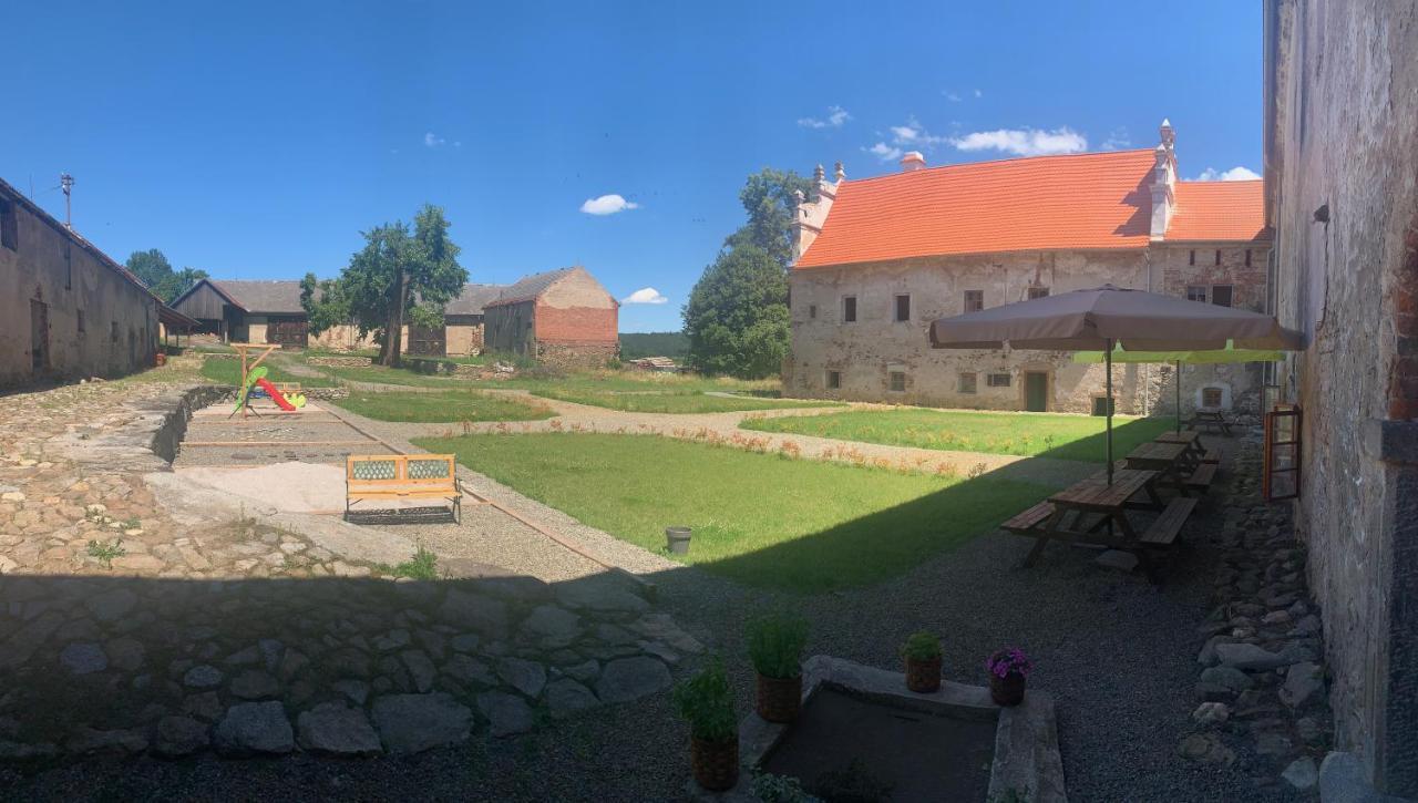 Zámek Mokrosuky Exterior foto